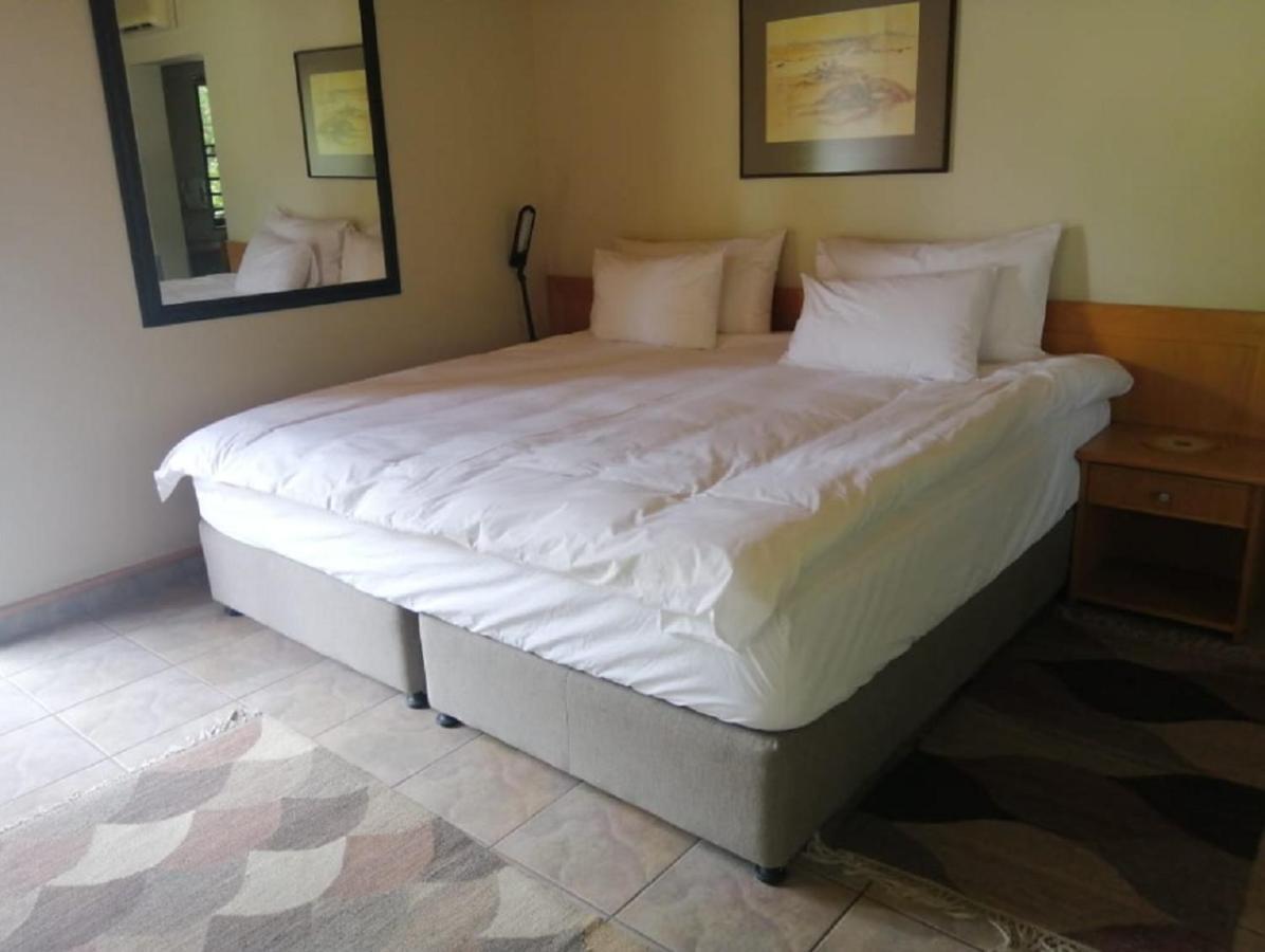 Hotel Pension Palmquell Klein Windhoek ภายนอก รูปภาพ