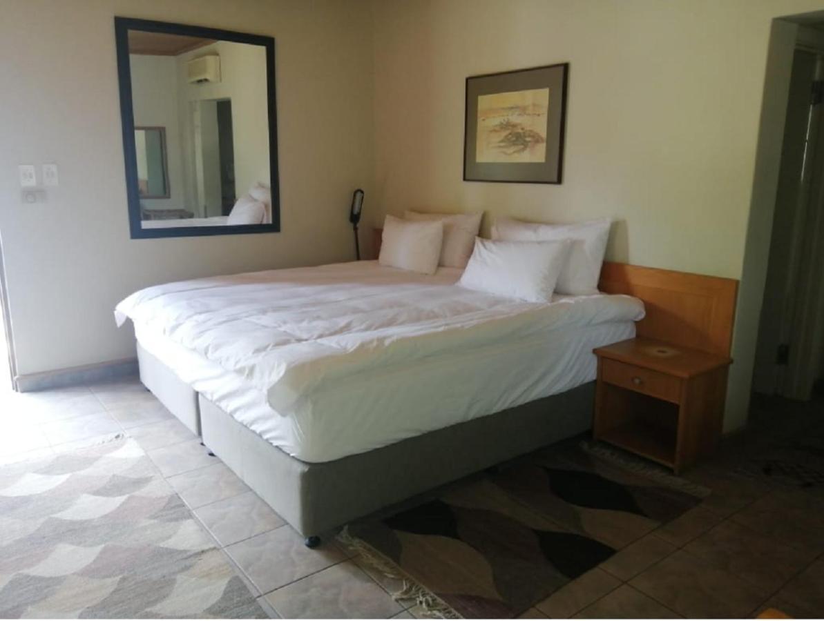 Hotel Pension Palmquell Klein Windhoek ภายนอก รูปภาพ